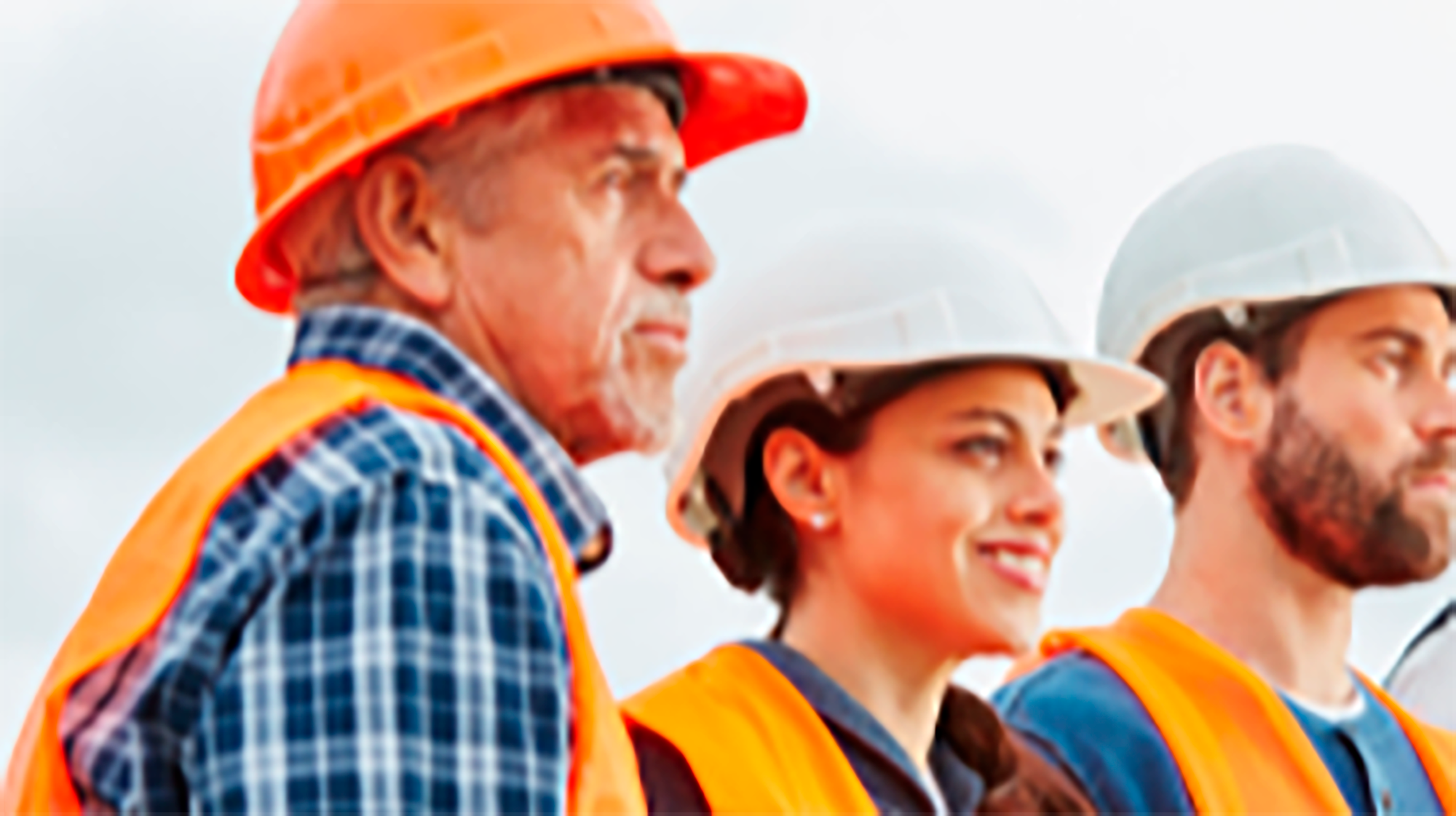 Ouvriers du bâtiment qui travaillent en appliquant les normes de sécurité