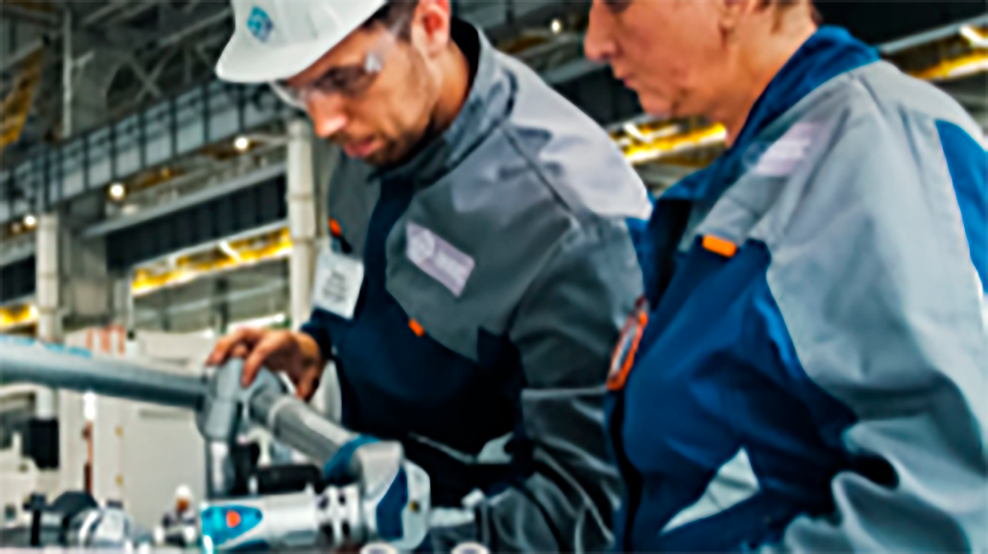 Techniciens usine qui travaillent en appliquant des process de qualité et de sécurité